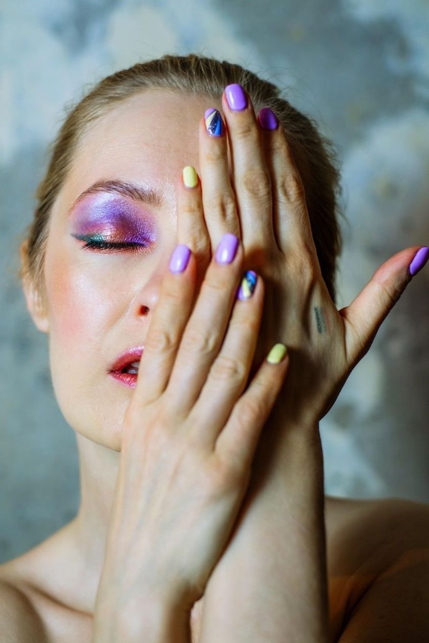 Chrome accent gel manicure